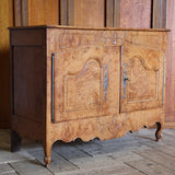 A GOOD QUALITY 18TH CENTURY FRENCH BURR ASH BUFFET OF ELEGANT PROPORTIONS, THE DOORS WITH SERPENTIME SHAPED PANELS AND CARVED BASKET OF FLOWERS MOTIFS TO THE TOP AND APRON.