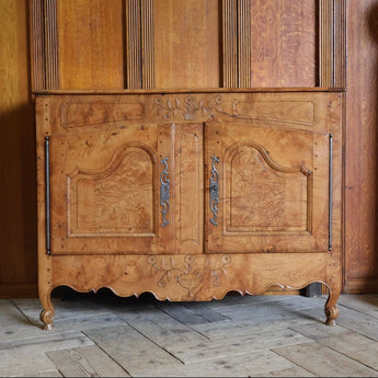 A GOOD QUALITY 18TH CENTURY FRENCH BURR ASH BUFFET OF ELEGANT PROPORTIONS, THE DOORS WITH SERPENTIME SHAPED PANELS AND CARVED BASKET OF FLOWERS MOTIFS TO THE TOP AND APRON.