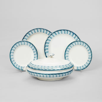 A COLLECTION OF BLUE LAG AND FEATHER WEDGWOOD CREAMWARE, MID-19TH CENTURY. CONSISTING OF 22 PLATES OF VARYING SIZES AND TWO TUREENS.