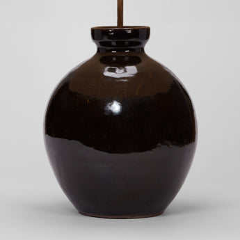 A LARGE BULBOUS DARK BROWN GLAZED JAPANESE VASE WIRED AS A LAMP. MID-20TH CENTURY.