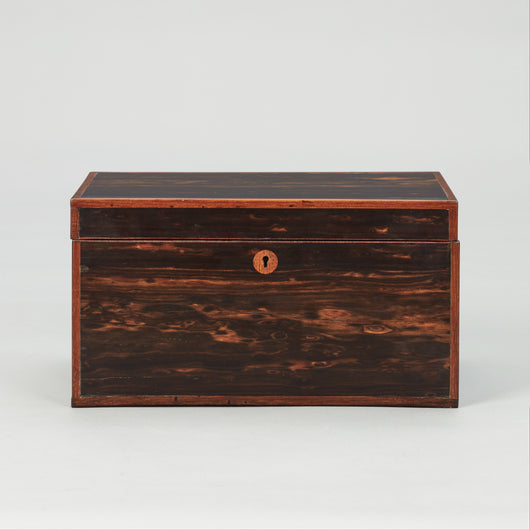 A RECTANGULAR COROMANDEL VENEERED BOX WITH A DIVIDED INTERIOR UNDER A HINGED LID. EARLY 19TH CENTURY.