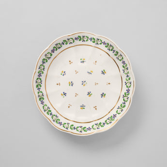 A ROUND GEORGIAN PORCELAIN PLATE DECORATED WITH SPRIGS OF CORNFLOWER AND GILT LINE DETAILS, CIRCA 1820