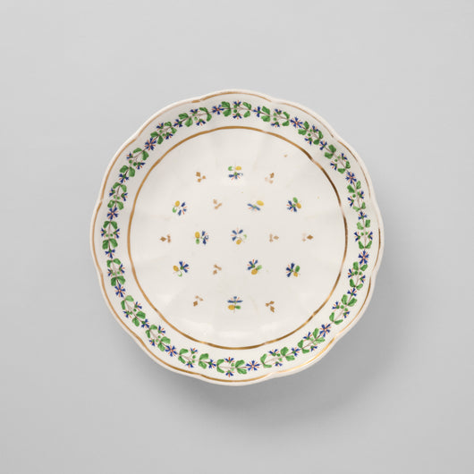 A ROUND GEORGIAN PORCELAIN PLATE DECORATED WITH SPRIGS OF CORNFLOWER AND GILT LINE DETAILS, CIRCA 1820