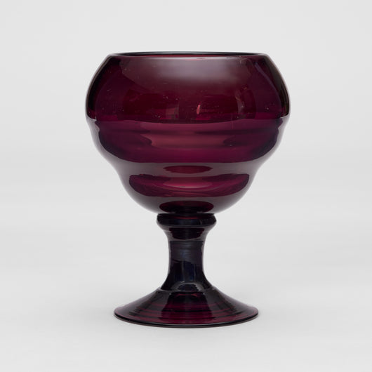 A GOBLET SHAPED AMETHYST GLASS VASE.