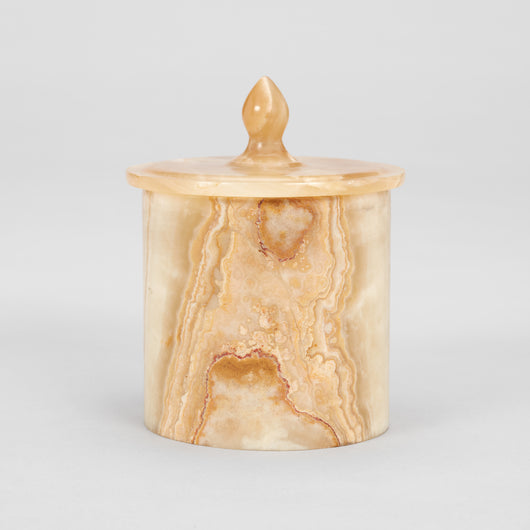 A SMALL LATE 20TH CENTURY ONYX JAR WITH FINIAL TOPPED LID.
