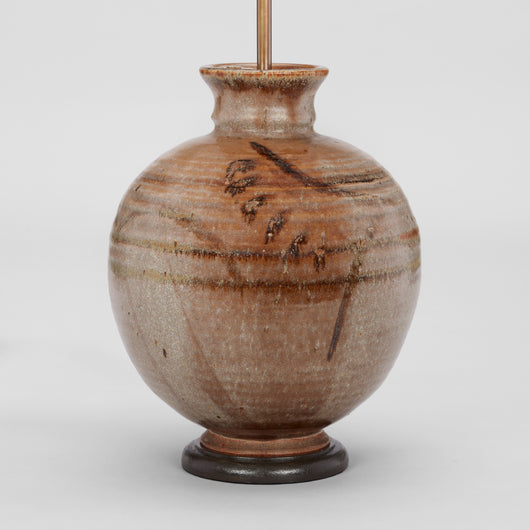 AN ART POTTERY VASE BY W.A. WELLOWAY IN THE JAPANESE TASTE, OF SPHERICAL SHAPE WITH BROWN MARKINGS TO THE RIBBED BODY. DATED 1947. WIRED AS A LAMP.