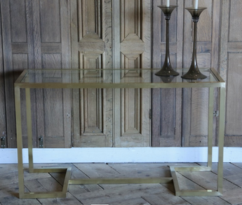 A 1970S ITALIAN BRASS CONSOLE TABLE WITH INSET GLASS TOP, IN THE MANNER OF WILLY RIZZO.