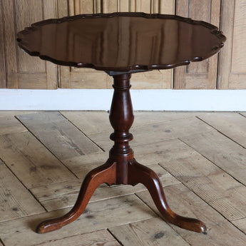 A LATE 18TH CENTURY ENGLISH PIE-CRUST, TILT TOP OCCASIONAL TABLE OF GOOD COLOUR AND PATINATION.