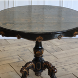 A 19TH CENTURY CHINESE EXPORT CENTRE TABLE WITH A LACQUERED AND DECORATED TILT TOP ON A CARVED AND GILDED BASE.