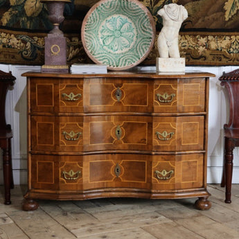 AN EARLY 18TH CENTURY CONTINENTAL SERPENTINE COMMODE IN WALNUT, OF LOVELY COLOUR AND PROPORTIONS. POSSIBLY GERMAN.