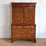 AN EARLY 18TH CENTURY WALNUT VENEER CABINET ON A CHEST OF ELEGANT PROPORTIONS AND GOOD COLOUR.