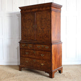 AN EARLY 18TH CENTURY WALNUT VENEER CABINET ON A CHEST OF ELEGANT PROPORTIONS AND GOOD COLOUR.