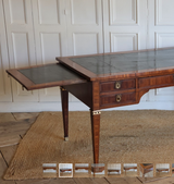 AN ELEGANT, LATE 19TH CENTURY FRENCH WALNUT AND INLAID BUREAU PLAT IN THE DIRECTOIRE TASTE.