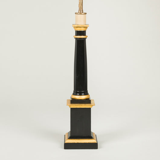A vintage Colefax and Fowler painted wooden column lamp in a black and gilt finish. Rewired.