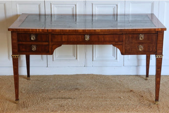AN ELEGANT, LATE 19TH CENTURY FRENCH WALNUT AND INLAID BUREAU PLAT IN THE DIRECTOIRE TASTE.