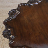 AN ENGLISH 18TH CENTURY GEORGE III TRIPOD TABLE WITH A PIE CRUST TOP WITH SCALLOP SHAPED DETAILS AND TRIFORM BASE.