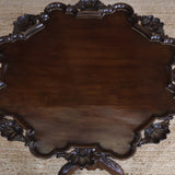 AN ENGLISH 18TH CENTURY GEORGE III TRIPOD TABLE WITH A PIE CRUST TOP WITH SCALLOP SHAPED DETAILS AND TRIFORM BASE.