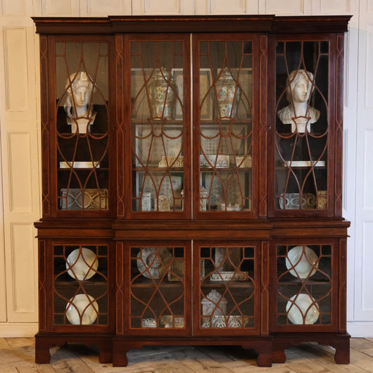 A FINE QUALITY LATE 19TH C. ENGLISH BREAKFRONT MAHOGANY BOOKCASE IN THE REGENCY TASTE.