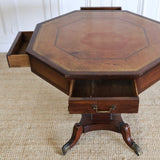 A LATE 18TH/EARLY 19TH CENTURY ENGLISH OCTAGONAL DRUM TABLE WITH LEATHER TOP  SET ON A REEDED COLUMN AND FOUR SPLAYED LEGS.