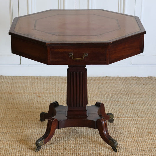 A LATE 18TH/EARLY 19TH CENTURY ENGLISH OCTAGONAL DRUM TABLE WITH LEATHER TOP  SET ON A REEDED COLUMN AND FOUR SPLAYED LEGS.