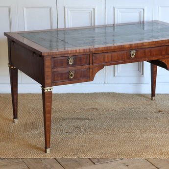 AN ELEGANT, LATE 19TH CENTURY FRENCH WALNUT AND INLAID BUREAU PLAT IN THE DIRECTOIRE TASTE.