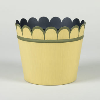 A tole cachepot with scallop rim - Light green.